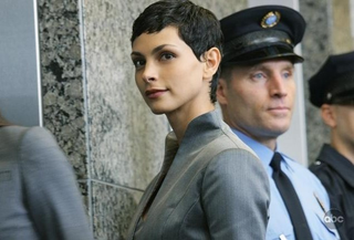 Illustration for article titled Alan Tudyk Leads The Human Resistance Against Ridiculous Alien Cleavage, In New V Stills
